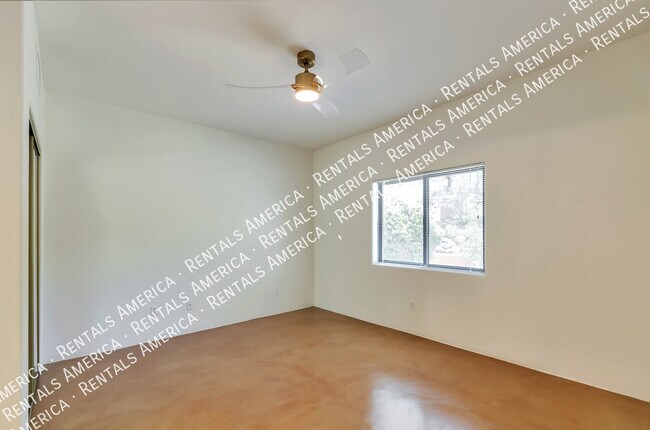 Building Photo - Gorgeous Catalina Home!