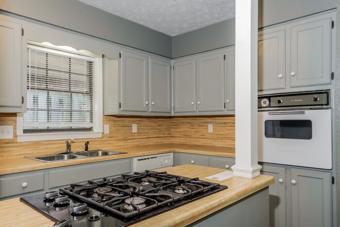 Building Photo - 3824 Elm Ave