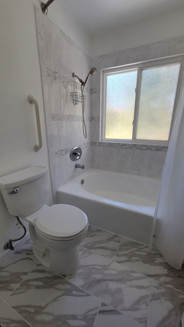 Building Photo - 4 bedrooms and 2.5 bathrooms House in Ranc...