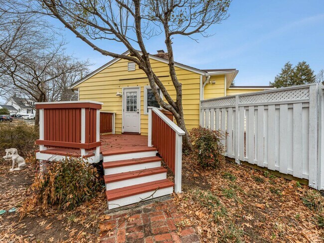 Building Photo - Easy one level living on a 1/3 acre corner lot!