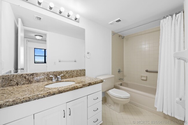 Building Photo - 105 Lake Emerald Dr