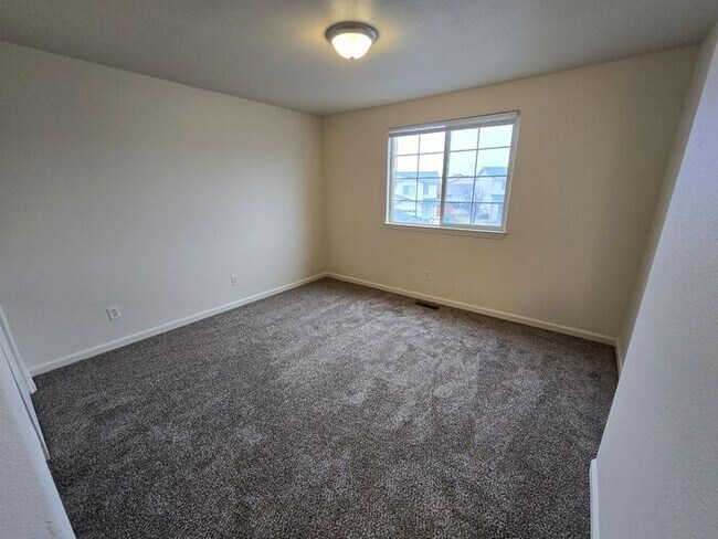 Building Photo - Updated 3-Bedroom Townhome in Dayton