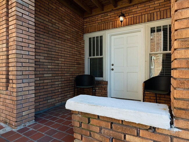 Building Photo - "Charming 2-Bedroom Retreat in Birmingham – Cozy 932 Sq Ft Haven!"