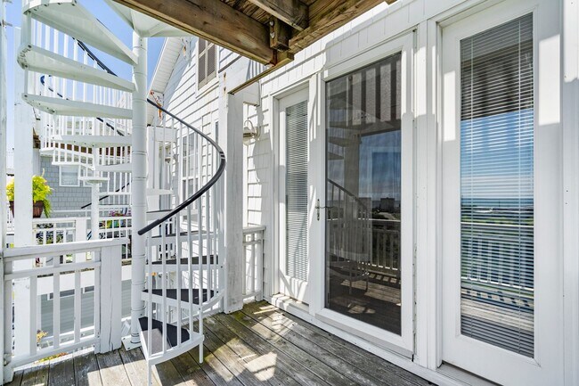 Building Photo - 3 bedroom, 2 1/2 bath unfurnished Townhouse located in Surf City-Ocean views