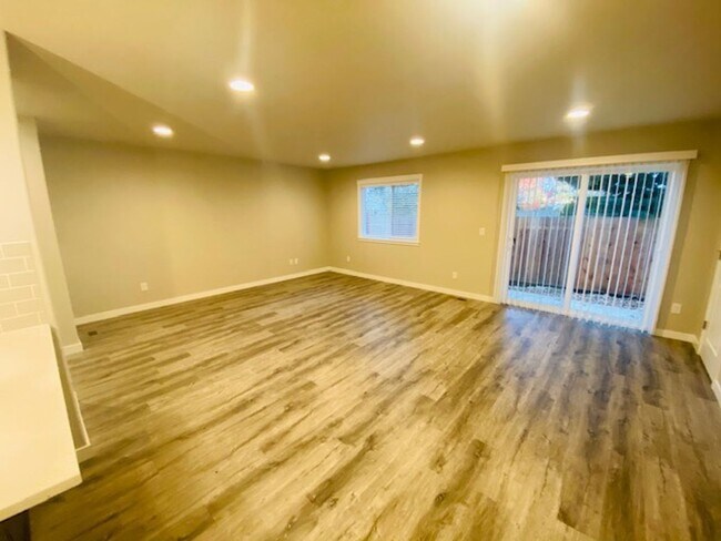 Building Photo - Beautiful Newer Home in Terrific Salmon Creek Location