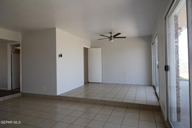 Building Photo - 317 Thunderbird Dr