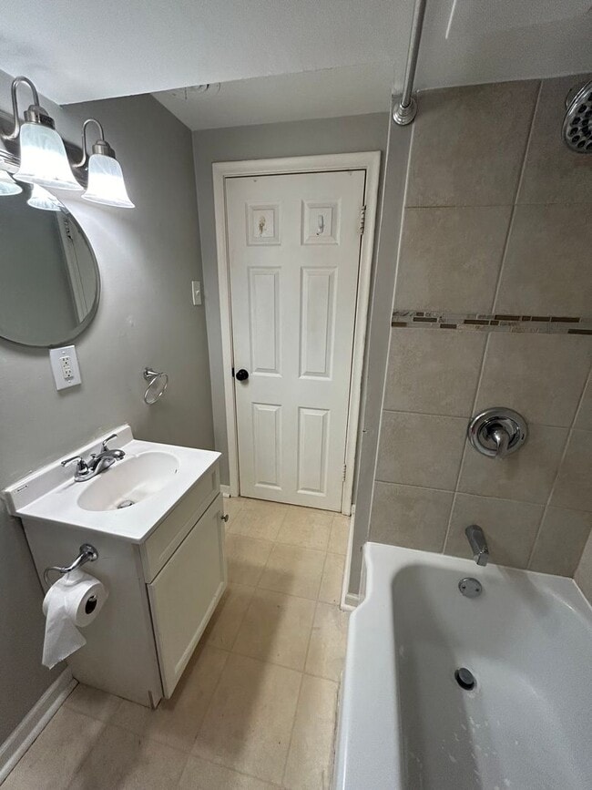 Building Photo - Large 1 bed Lower Level Duplex Unit