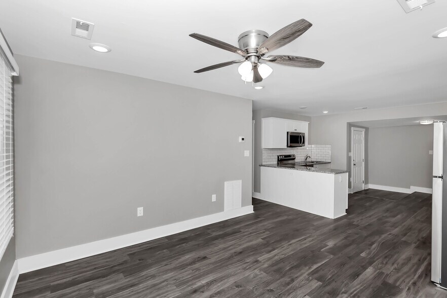 Building Photo - 908 Fairway Dr NW