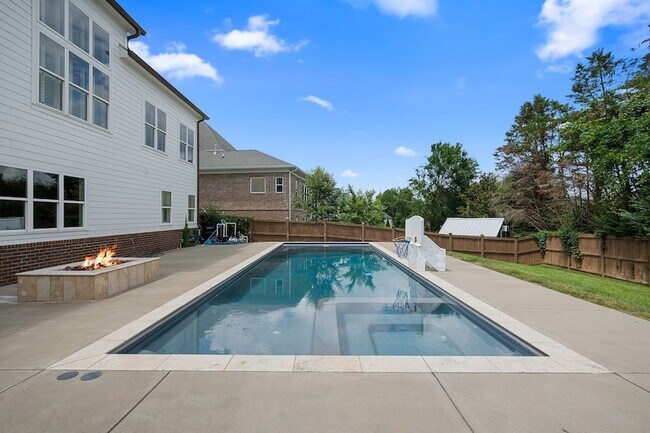 Building Photo - 444 Wild Elm St