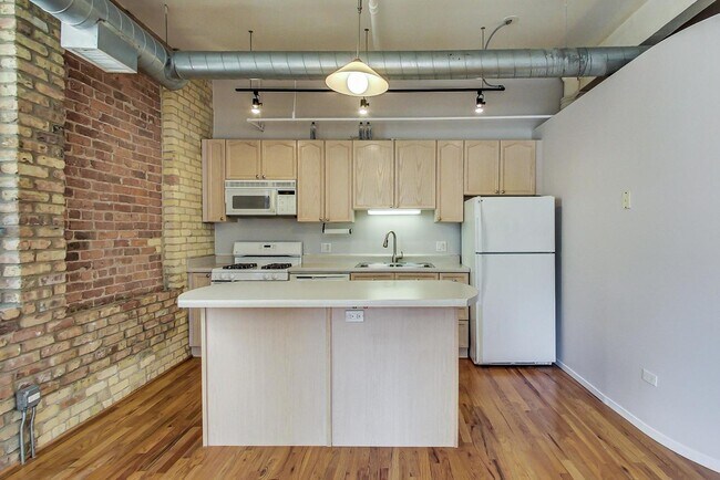Building Photo - 420 S Clinton St