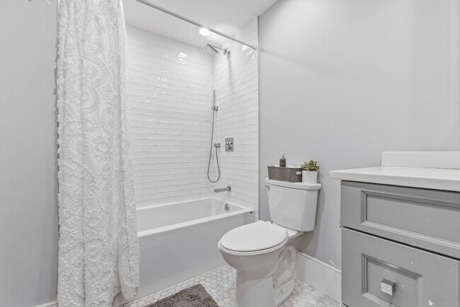 Building Photo - 377 W First St