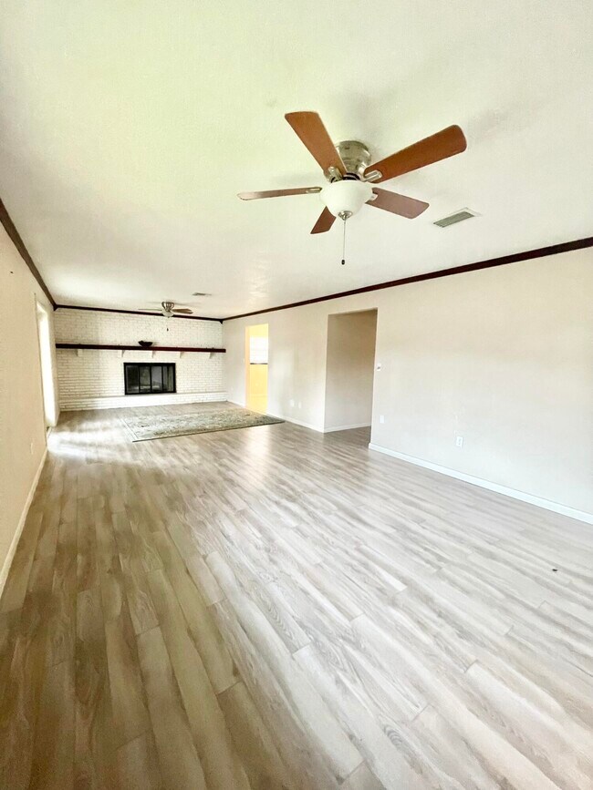 Building Photo - 3025 Briarwood Ln