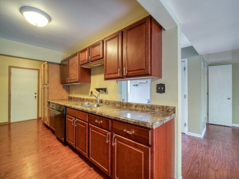 Building Photo - 1514 Peachtree Ln
