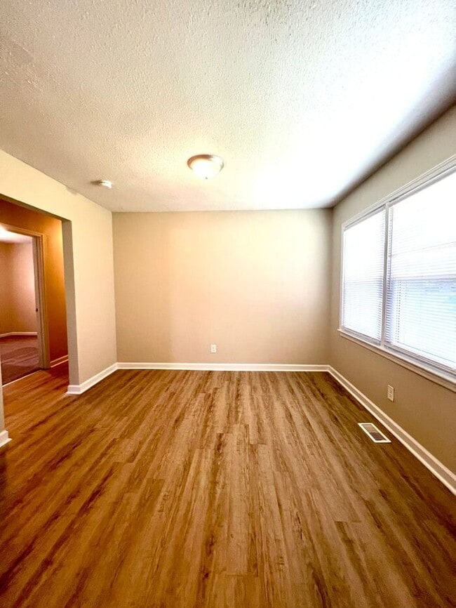Building Photo - 3 BEDROOM MADE FOR YOU - Available for Mov...