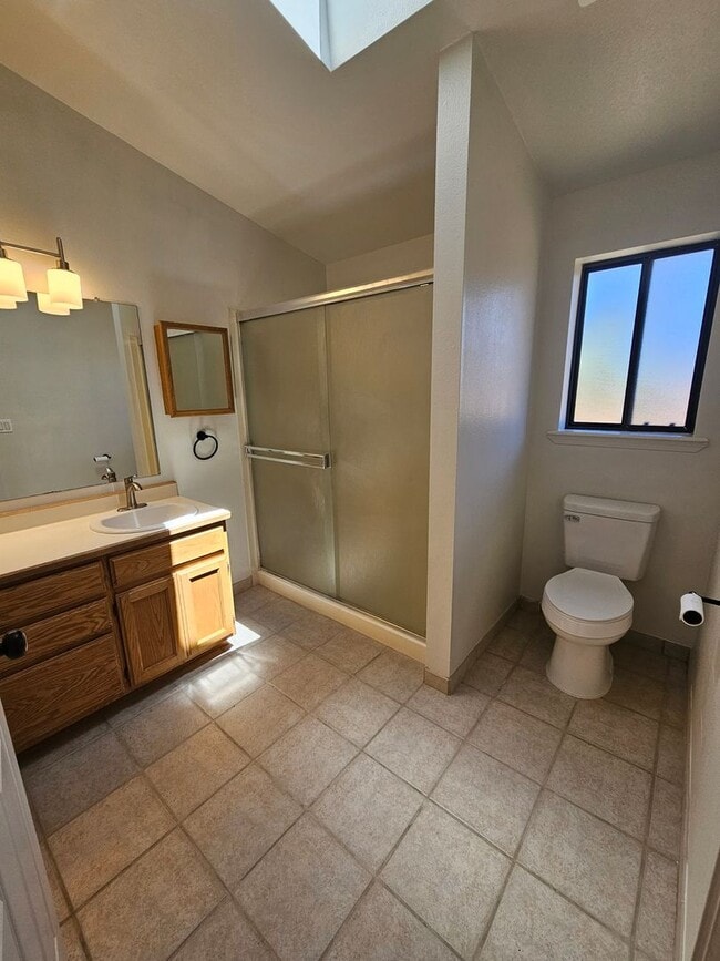 Building Photo - Beautiful House with Spacious Kitchen