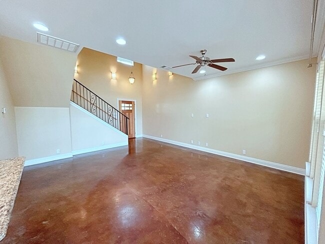 Building Photo - 3 Bedroom Townhouse in Gated Community off...