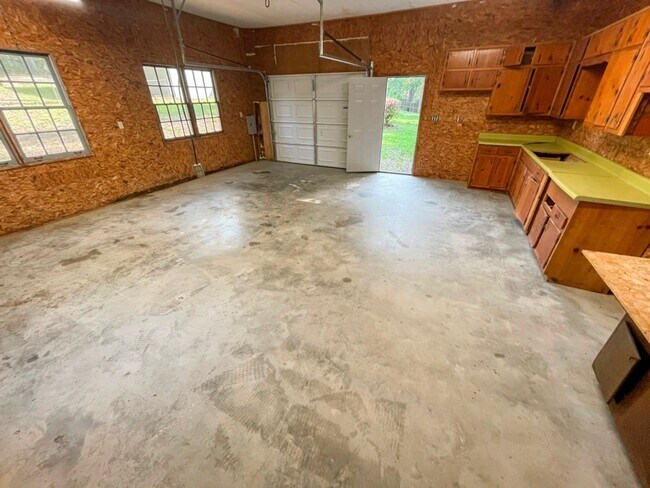 Building Photo - Renovated 3BR Ranch w/Basement