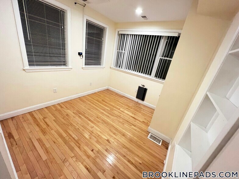 Building Photo - 1801 Beacon St