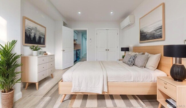 Building Photo - 72-17 66th Pl