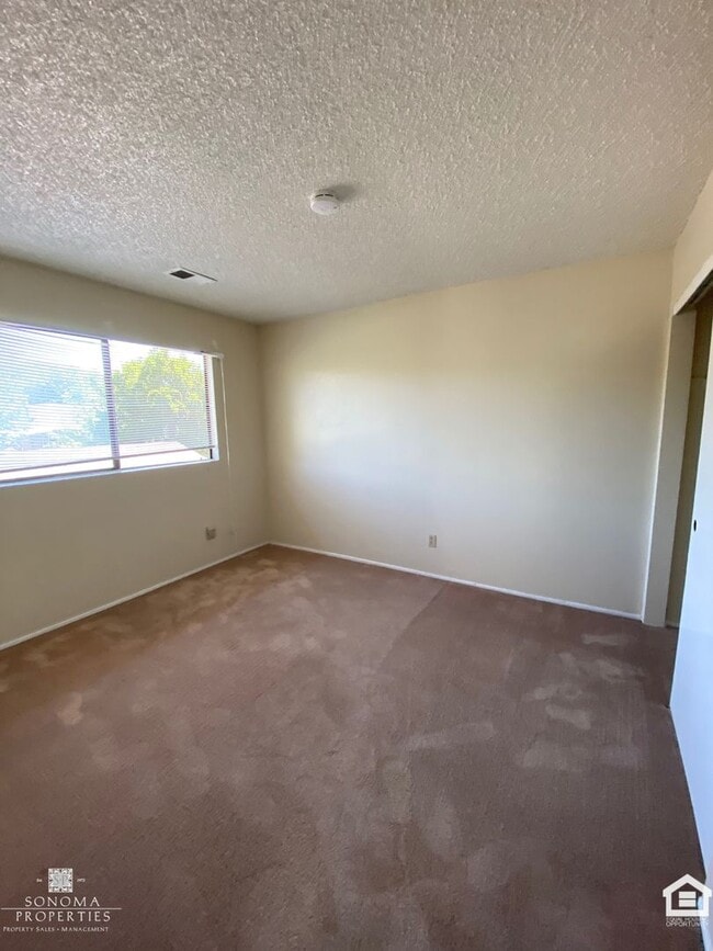 Building Photo - Townhouse in Desirable Location, Near Shopping, Bike Trails, Water & Garbage Included