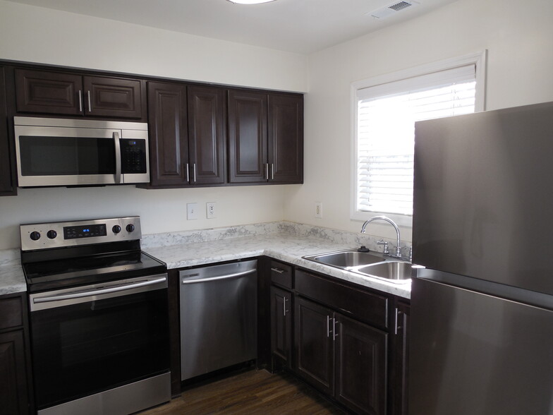 Spacious kitchen featuring stainless steel appliances - 1163 Fords Pointe Cir