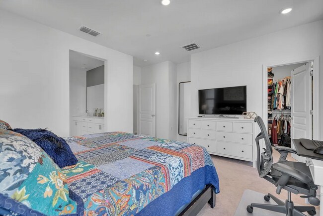 Building Photo - Beautiful Energy Efficient Hayward Townhome w/ Modern Updates