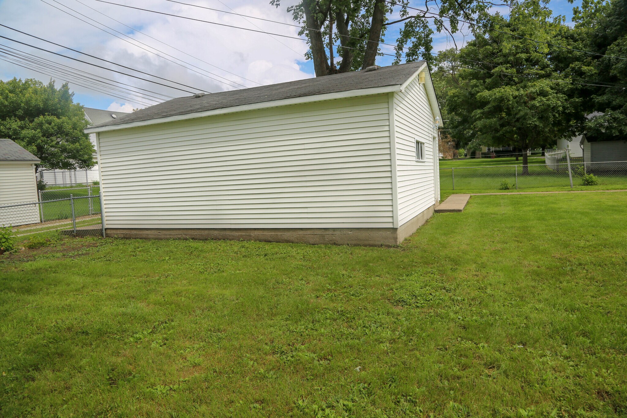 Building Photo - 631 Elm St