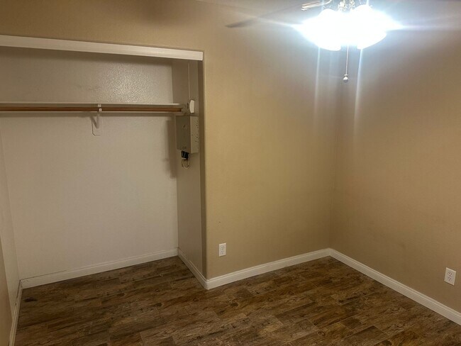 Building Photo - NW!! Single Story Home!! No Carpet!! Pot S...