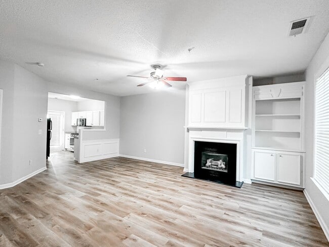 Building Photo - Large townhome in great Canton location