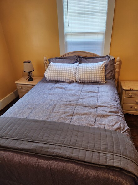 Queen bed - 1400 King Ave