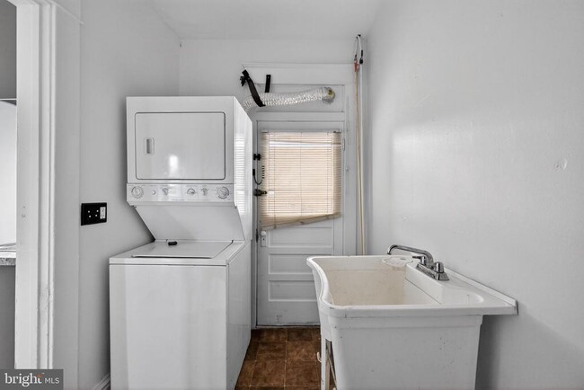 Building Photo - 990 Mt Rose Ave