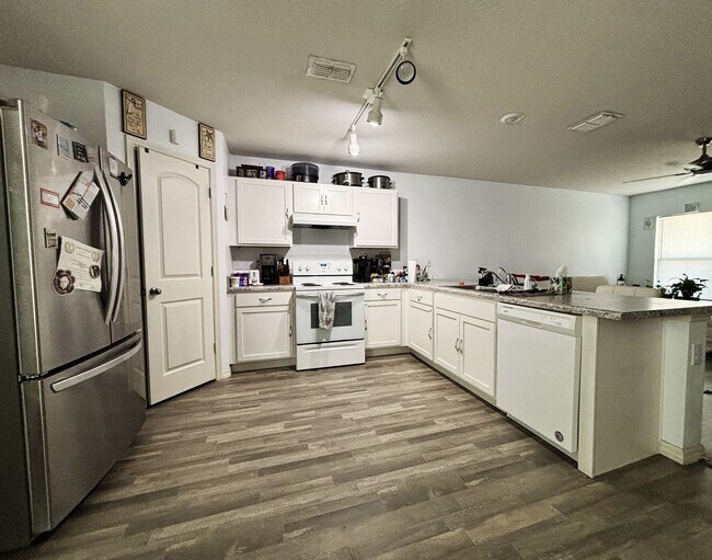 Building Photo - Four Bedroom / Three Bath Home