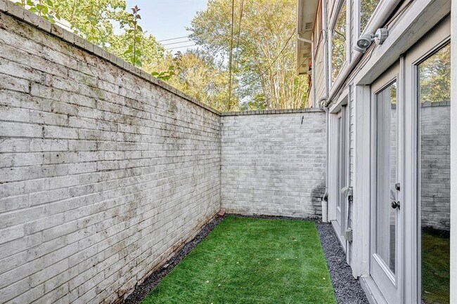 Building Photo - 1551 Cortlandt St