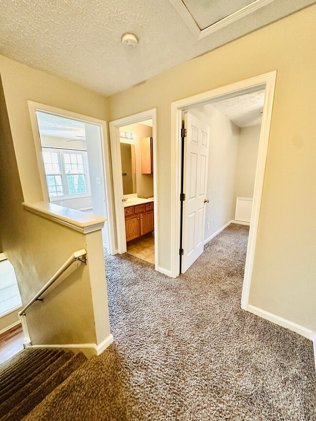 Building Photo - Updated 2 story townhome in Park Duvalle- ...