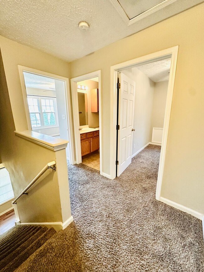 Building Photo - Updated 2 story townhome in Park Duvalle- Section 8 accepted