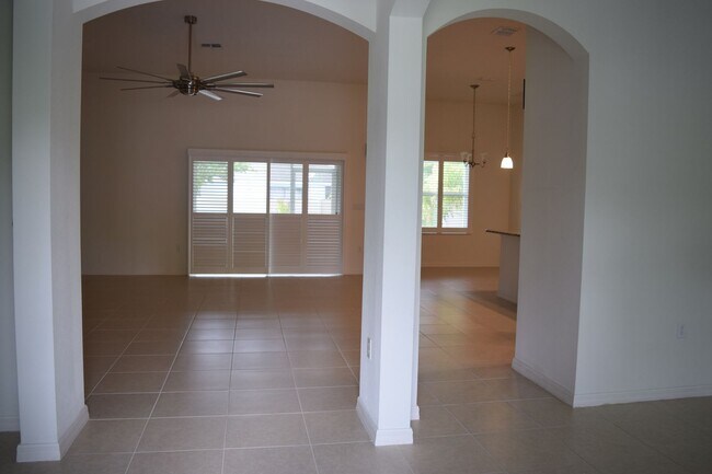 Building Photo - Gorgeous & Tropical 4 bedroom 3 Bath