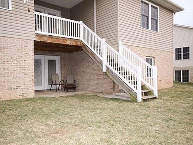 Building Photo - Spacious home with 5 bedrooms and 3 full b...