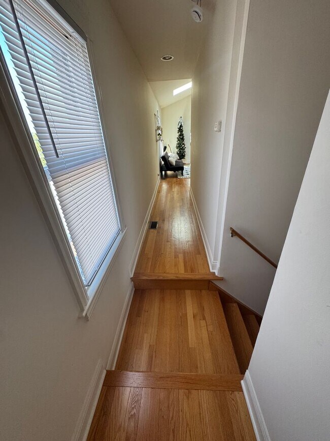 Building Photo - 4 Bedroom, 3 Bathroom Impressive Lincoln P...