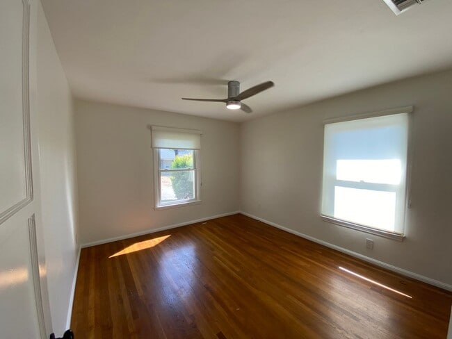 Building Photo - Fireplace! 1 Car Garage! Double Stainless Steel Oven! HUGE Enclosed Yard! Remodeled!