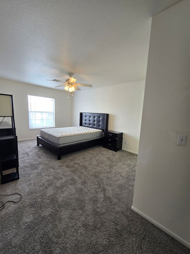 Building Photo - Fabulous 2-Bedroom partially furnished tow...