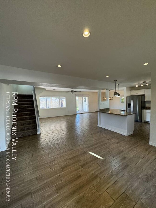 Building Photo - Spacious 2 Story with double primary bedro...