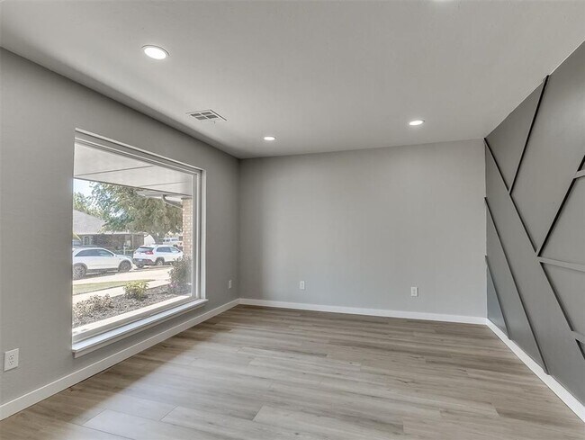 Building Photo - Look at this beautiful home!! 4 bed, 3 full baths!