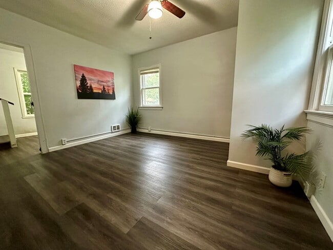 Building Photo - 1 bed, 1 bath house for rent in Waterloo