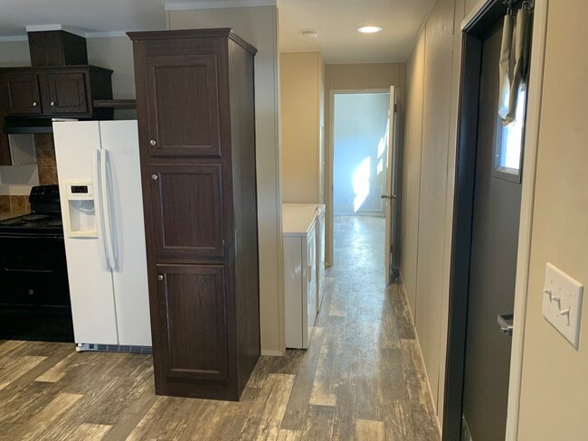 Building Photo - Early Bird Estates Unit #8