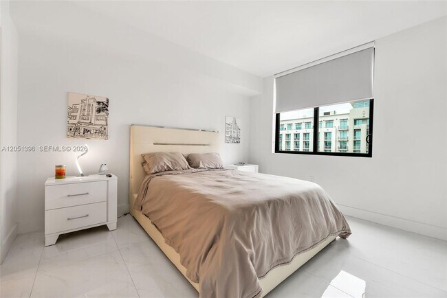 Building Photo - 301 Altara Ave