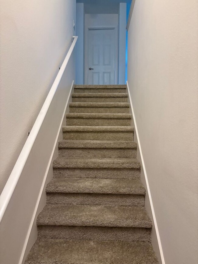 Building Photo - IMMEDIATE OCCUPANCY !!! LARGE// 5 Bedroom ...