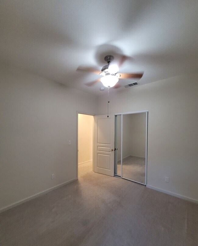 Building Photo - 1095 Crescent Dr
