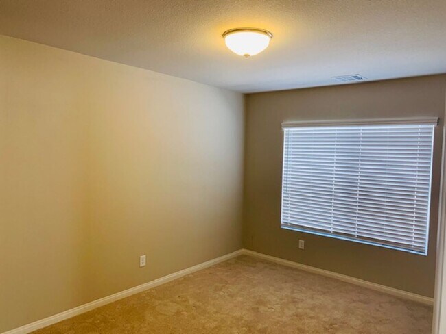 Building Photo - Beautiful Southwest Home with Dual Primary...