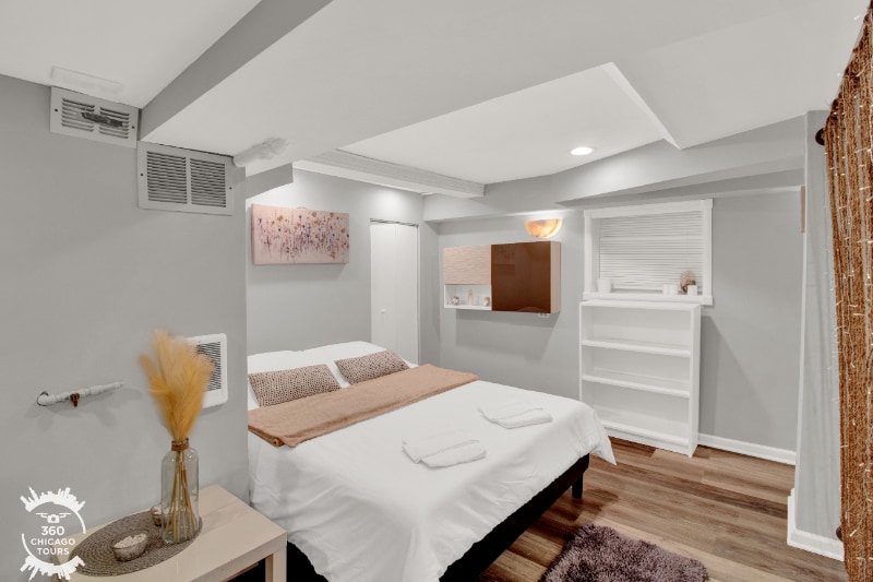 Building Photo - 2438 N Maplewood Ave