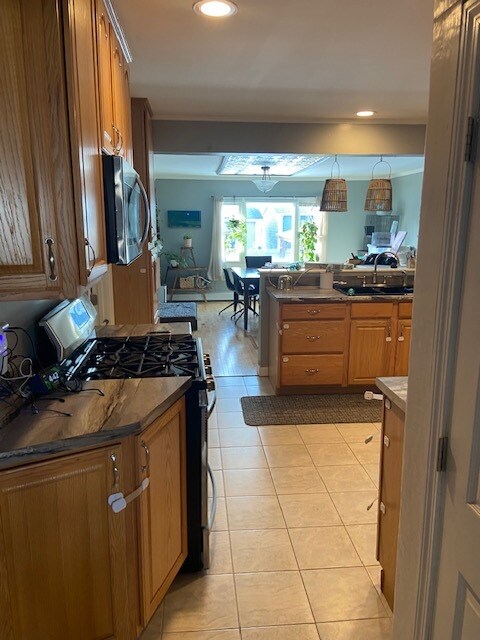 Kitchen/looking into Dinning Room - 4 Niquette Ct